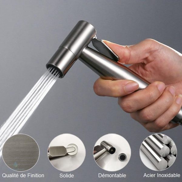 Accessoire de salle de bain : douchette WC pratique